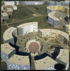 Nom : Grigny (91). Vue générale des nouveaux ensembles de la Grande Borne. Crédits : © Collections La Documentation française/Interphotothèque/Photo : Inconnu/ECPAD/Défense